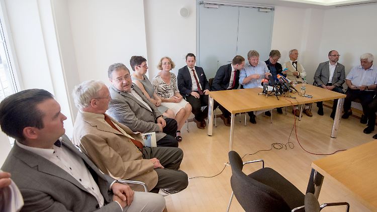 Bei der Pressekonferenz zum Austritt von 13 AfD-Abgeordneten saß Claudia Martin (4.v.L.) noch auf der anderen Seite.