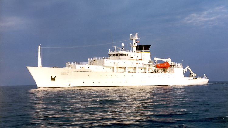 Die "USNS Bowditch" ist nach Nathaniel Bowditch benannt, einem autodidaktischem Mathematiker, Astronomen und Physiker, der von Beruf Nautiker und Versicherungsangesteller war.