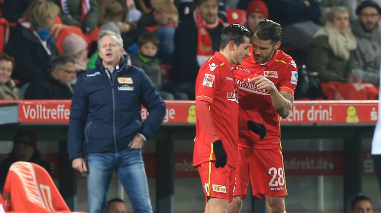 Auch unter Jens Keller gelingt Union Berlin kein Sieg gegen Fürth. Steven Skrzybski (links) und Christopher Trimmel haben Diskussionsbedarf. 