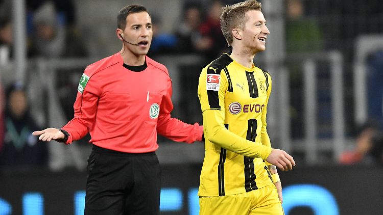 Reus muss über seinen Platzverweis schmunzeln, BVB-Boss Watzke schimpft.