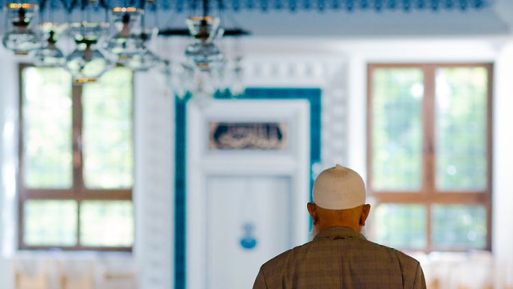 Ein Gläubiger in der Berliner Sehitlik-Moschee.