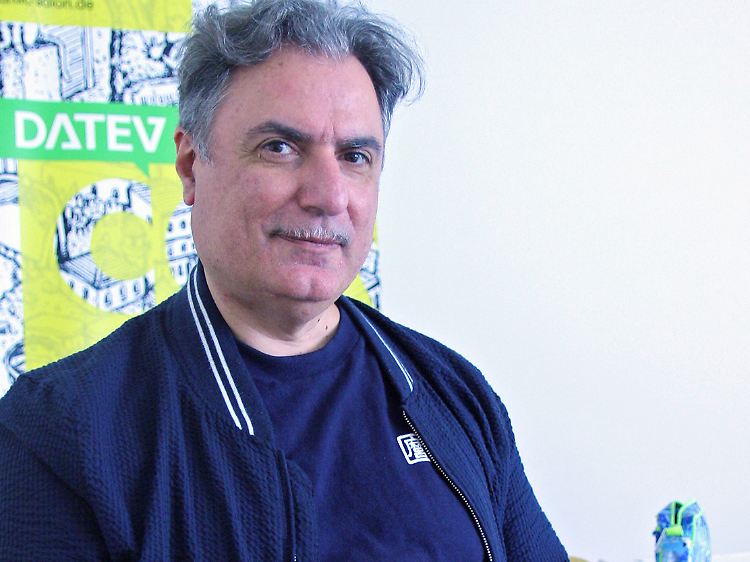 Igort - eigentlich Igor Tuveri - mit einem seiner Skizzenbücher, die den Comic inspirierten, hier auf dem diesjährigen Comic-Salon in Erlangen.