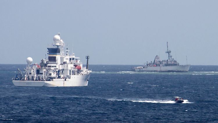 Die "USNS Bowditch" (links) auf einem Bild aus dem Jahr 2013.