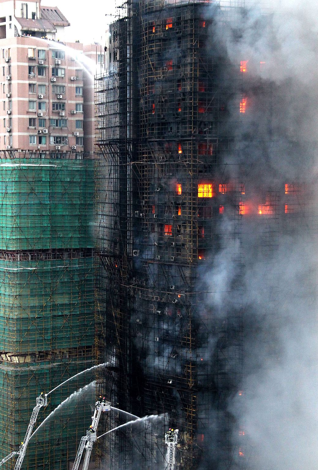 Das Feuer ist kaum aufzuhalten.