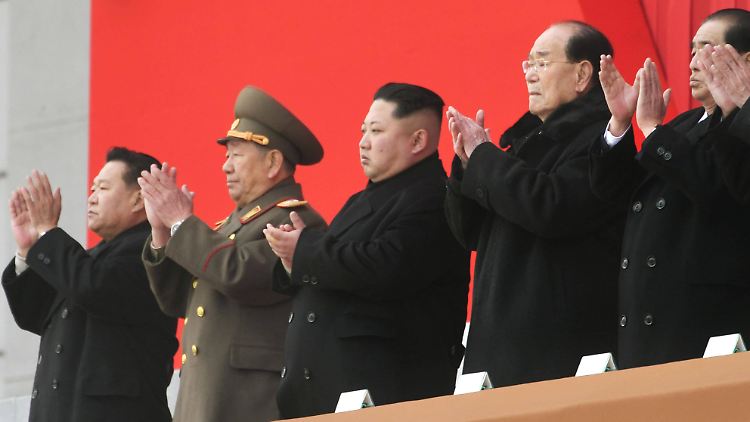 Machthaber Kim Jong Un (M.) und andere hohe Funktionäre nahmen an der Gedenkzeremonie teil.