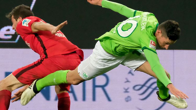 Julian Draxler im Zweikampf - nachdem er zuletzt nicht mal im Kader stand, liefert er gegen die Eintracht eine engagierte Partie.