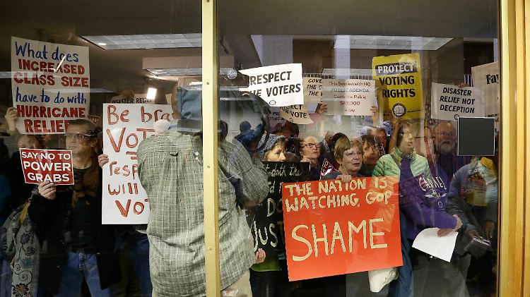 Protest im Parlament von Raleigh: Die Republikaner nutzten eine Sondersitzung, die wegen ganz anderer Themen einberufen worden war, um ihre Macht in North Carolina zu zementieren.
