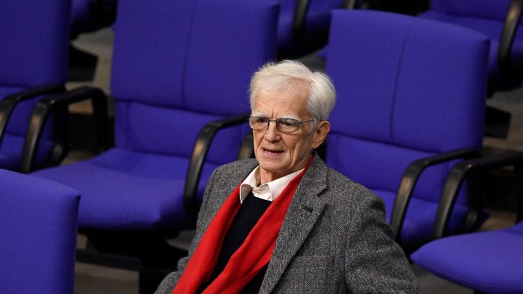 Hans-Christian Ströbele ist seit 1998 Bundestagsabgeordneter.