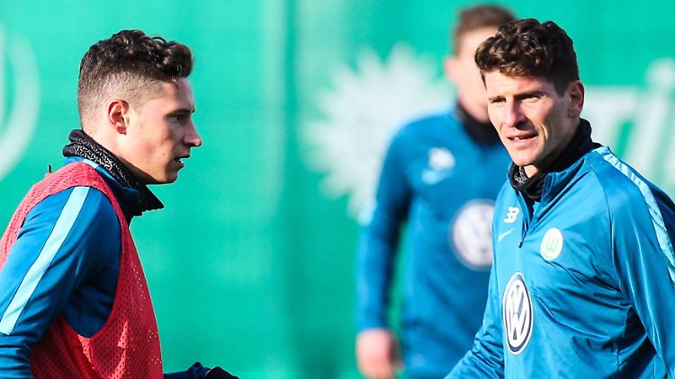 Julian Draxler und Mario Gomez sind sich uneins.