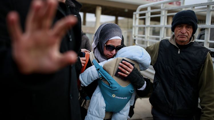 Flüchtlinge aus Syrien überqueren am Samstag die Grenze zur Türkei.