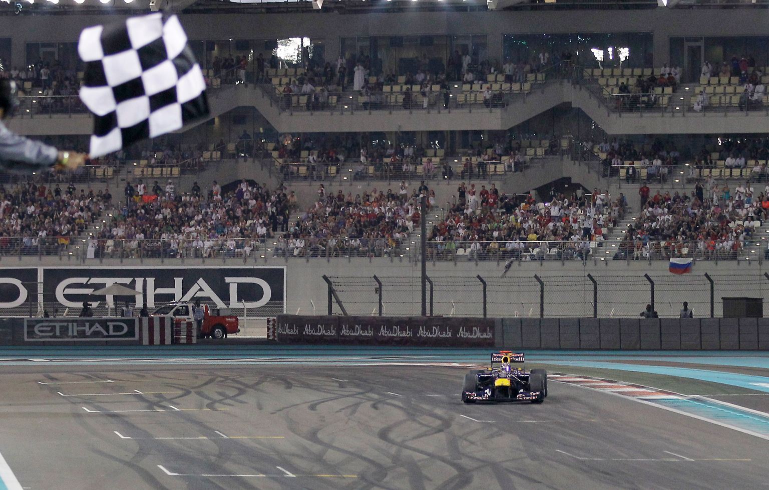 Der jüngste Formel-1-Weltmeister der Geschichte heißt Sebastian Vettel, weil das Timing des Red-Bull-Piloten ebenso perfekt war wie seine Vorstellung in Abu Dhabi.