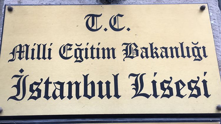 Die ersten deutschen Lehrer wurden 1915 an das Istanbul Lisesi entsandt.
