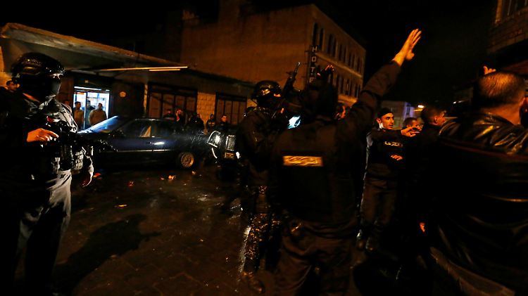 Die Polizei sichert das Gebiet um die Burg Kerak.