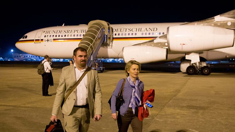 Der Flieger macht Probleme - von der Leyen muss in Nigeria übernachten.