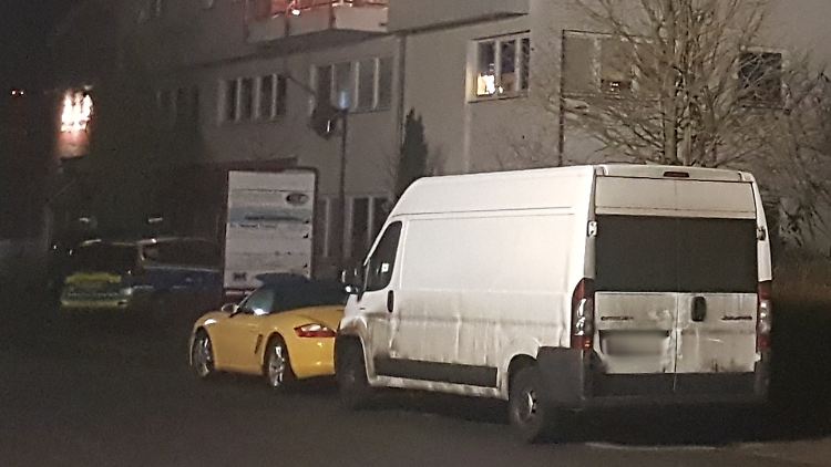Die Frauen wurden in einem Mehrfamilienhaus in Babenhausen angegriffen.