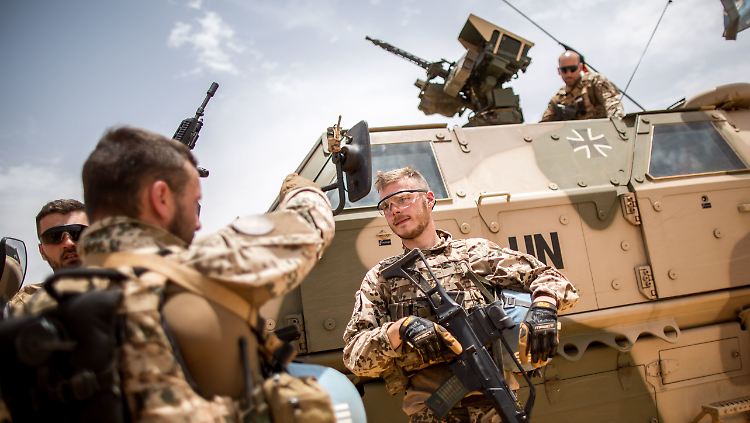 Bundeswehrsoldaten sprechen sich am im Camp Castor in Gao in Mali mit ihren Kameraden ab.