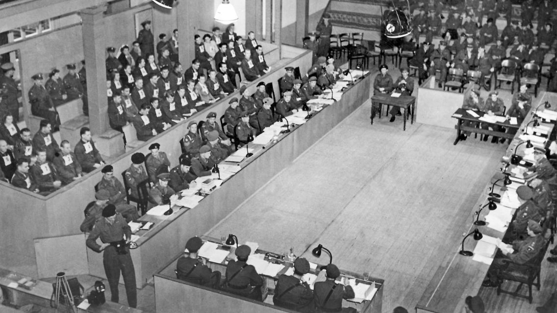 Blick in den Gerichtssaal in Lüneburg während der Verhandlung gegen den ehemaligen Lagerleiter von Bergen-Belsen Josef Kramer (links auf der Anklagebank) und die Wachmannschaft.