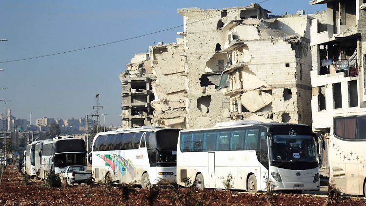 Die Busse bringen nicht nur Menschen aus Aleppo weg, sondern bringen auch welche in die Stadt.