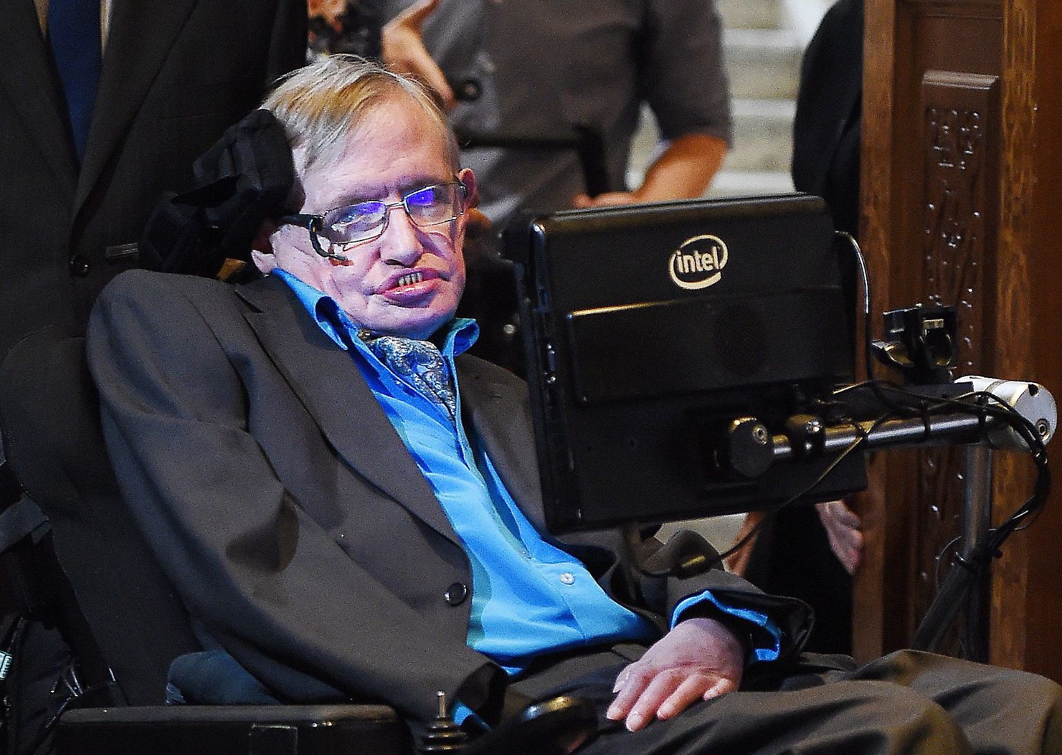 Sein Scharfsinn wird als genial gerühmt, seine Neugier trägt faustische Züge, seine Bücher begeistern Millionen Menschen: Längst gilt Stephen Hawking als Popstar der Physik. Fachkollegen vergleichen den Forscher ...
