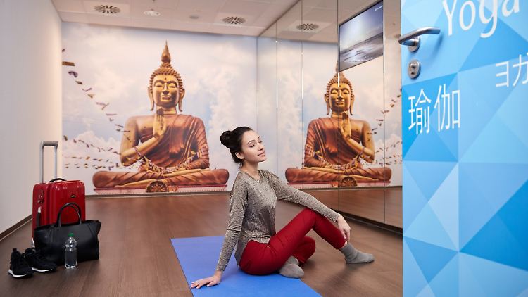 Spezielle Yogaräume sollen vor dem Abflug für Entspannung sorgen.