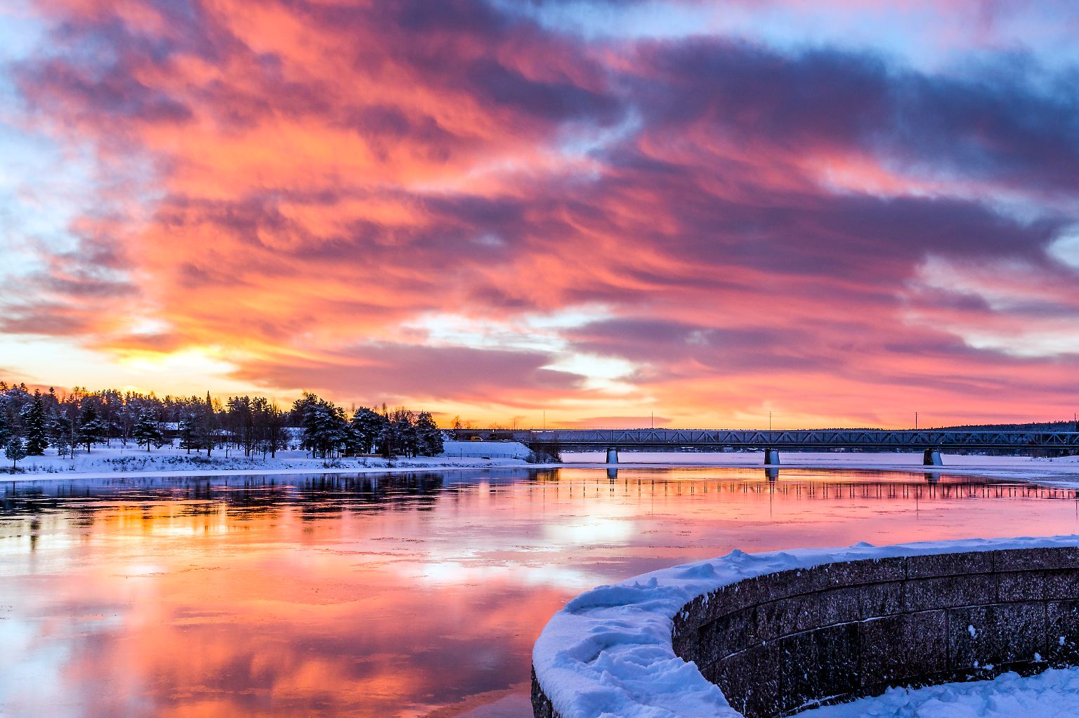 Dort, wo der Winter richtig hart und eisig ist, ganz im hohen Norden Finnlands, liegt Rovaniemi.