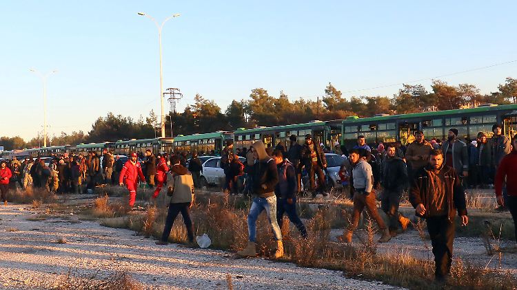 Menschen, die aus Ost-Aleppo evakuiert wurden, erreichen die von Aufständischen kontrollierte Stadt al-Rashideen.