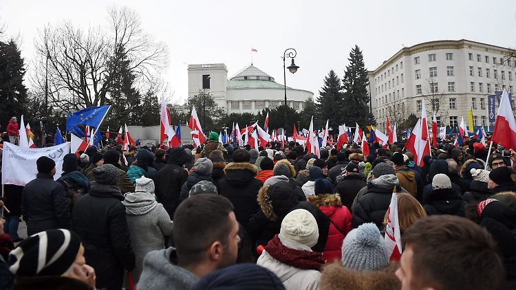 Vor dem Sejm in Warschau versammelten sich zahlreiche Polen, um gegen das geplante Mediengesetz zu demonstrieren.