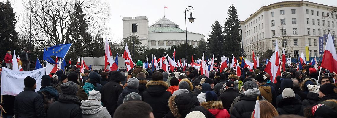 Vor dem Sejm in Warschau versammeln sich zahlreiche Polen, um gegen das geplante Mediengesetz der rechtsnationalen PiS-Regierung zu demonstrieren.