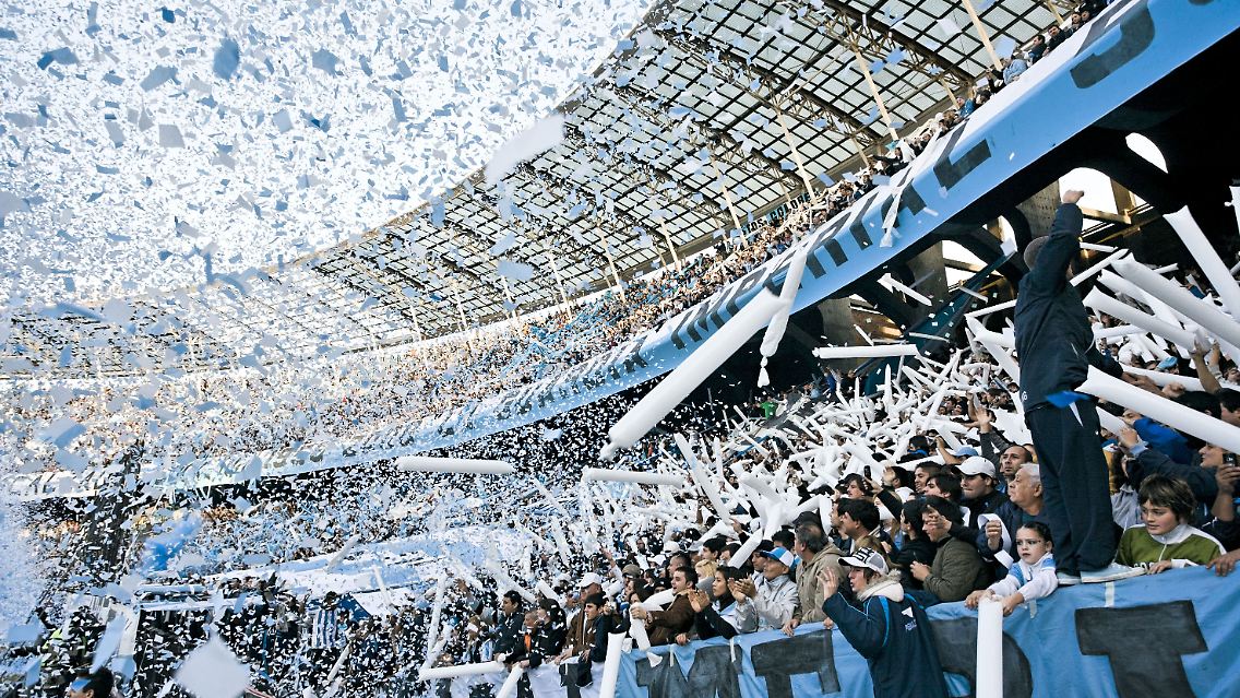 Weiß-blaue Feierstimmung: Fußballspiele sind in Buenos Aires etwas Einzigartiges.