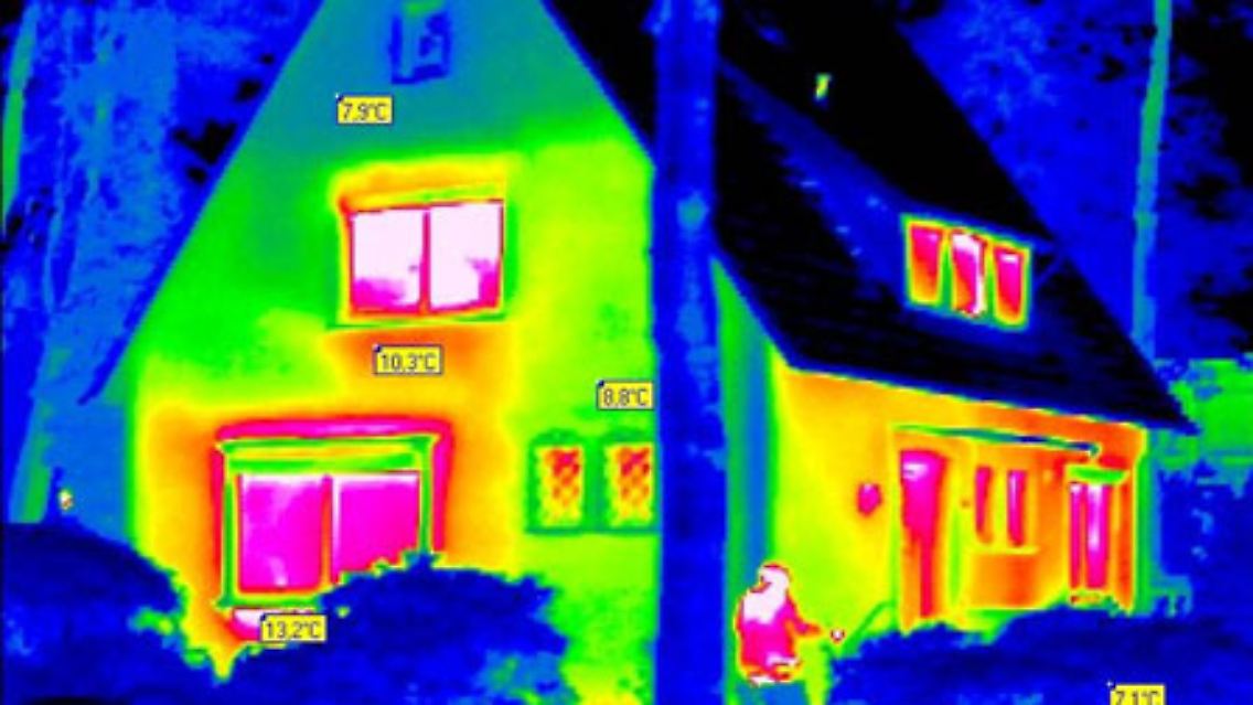 Im Vergleich dazu ein Altbau von 1954. Das Haus hat noch alte Fenster. Die tiefroten Fensterflächen lassen Wärme ungebremst verpuffen. Auch über die Fassaden, Fensterbrüstungen, Rollladenkästen und Fensteranschlüsse geht viel Energie verloren.