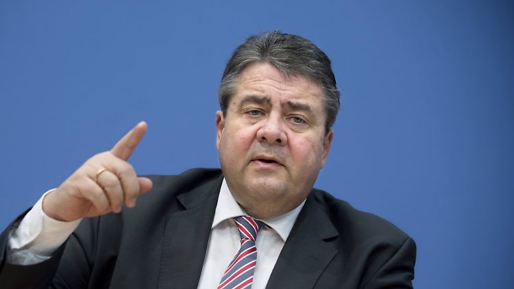 Sigmar Gabriel fordert den Haushalts-Überschuss schnellstmöglich für Investitionen zu nutzen.