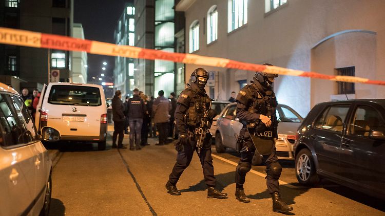 Spezialeinheiten der Polizei sichern den Tatort ab.