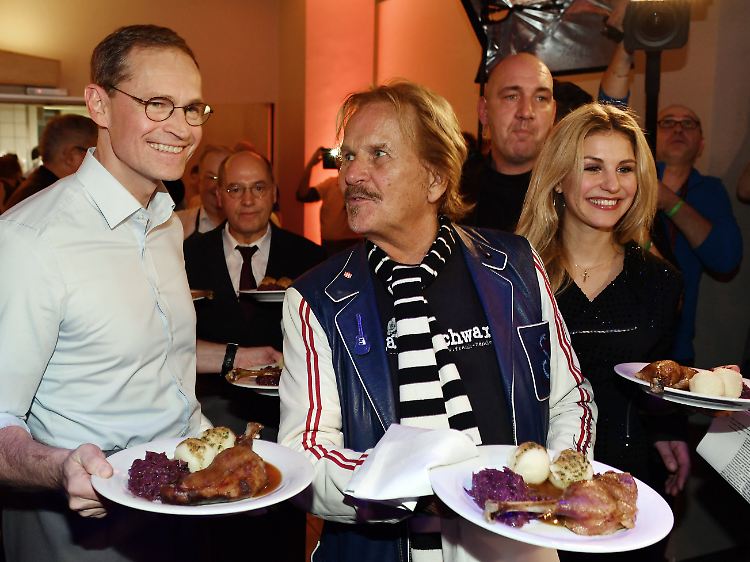 Berlins Regierender Bürgermeister Michael Müller, Linken-Politiker Gregor Gysi, Sänger Frank Zander und Sängerin Sera Lee servieren Gänsebraten im Berliner Hotel Estrel.