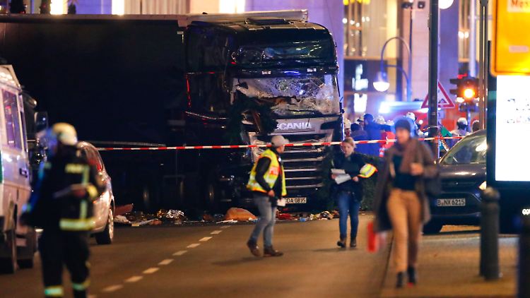 Ein schwarzer LKW mit polnischem Kennzeichen fuhr auf den Weihnachtsmarkt. Mindestens neun Menschen starben.