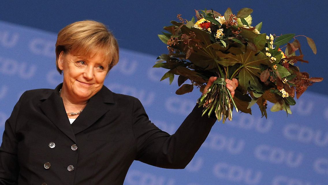Vielen Dank für die Blumen! Angela Merkel zeigt im Gegenzug ein Lächeln.