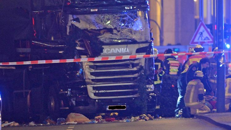 Der Lkw raste auf den Weihnachtsmarkt, zerstörte mehrere Buden. Mindestens neun Menschen starben dabei, viele wurden verletzt.