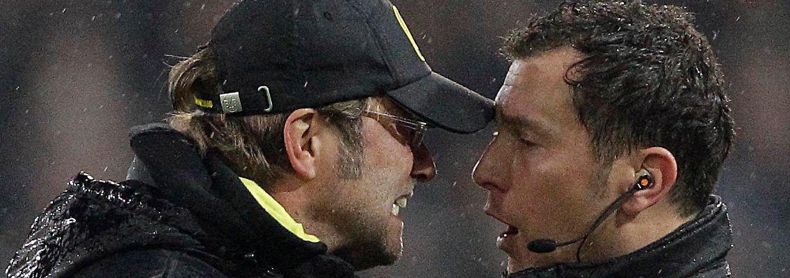 Trautes Zwiegespräch: Jürgen Klopp, das ist der mit der Kappe, und der vierte Offizielle, Stefan Trautmann.
