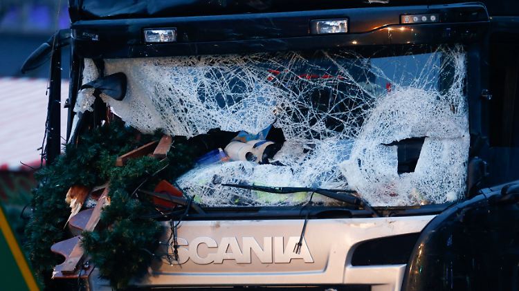 Die Windschutzscheibe des Lkw zerbarst unter der Wucht des Aufpralls. 
