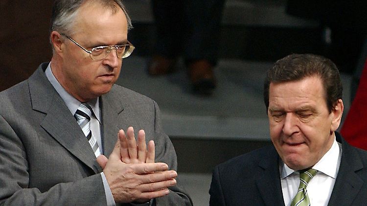 Hans Eichel mit seinem Chef Gerhard Schröder (Archivbild).
