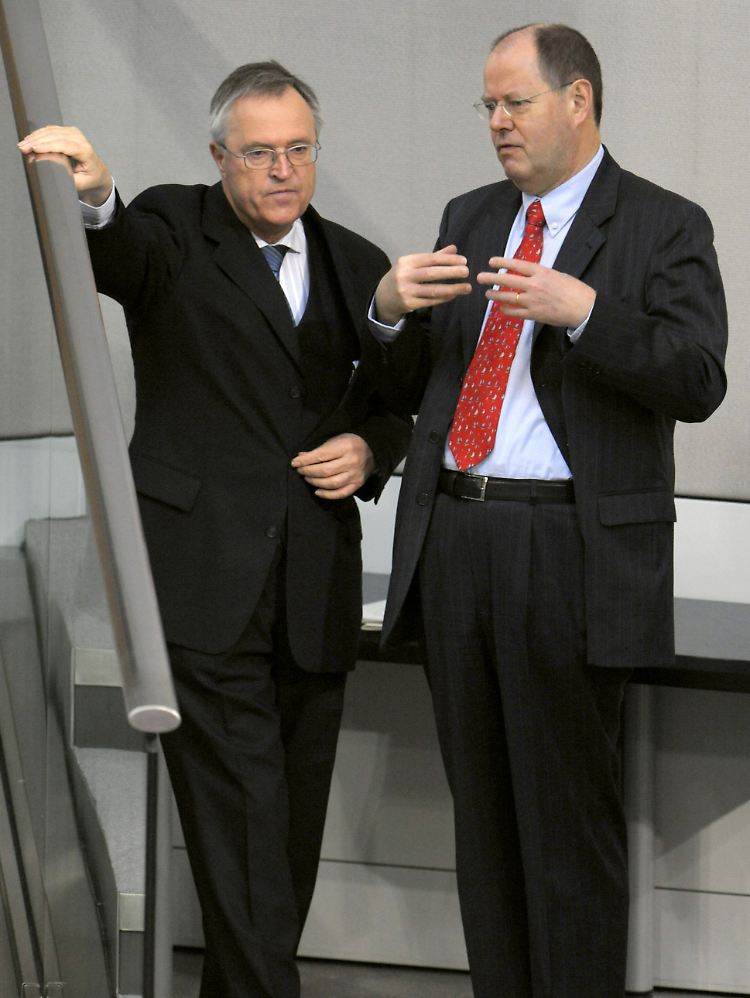 In Angela Merkels erster Großer Koalition war kein Platz mehr für Eichel. Peer Steinbrück übernimmt 2005 das Bundesfinanzministerium.