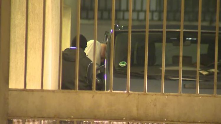 Der mutmaßliche Täter Naved B. wird von Polizisten in Gewahrsam genommen.