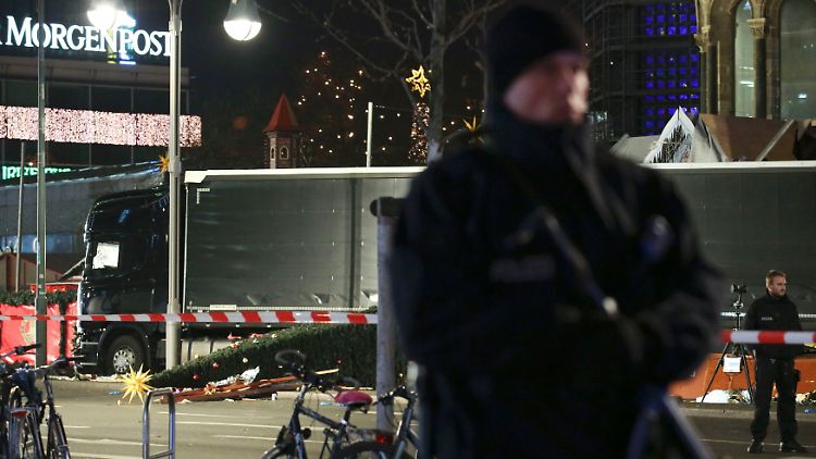 Die Polizei sperrte in der Nacht schwerbewaffnet das Areal um die Gedächtniskirche ab.