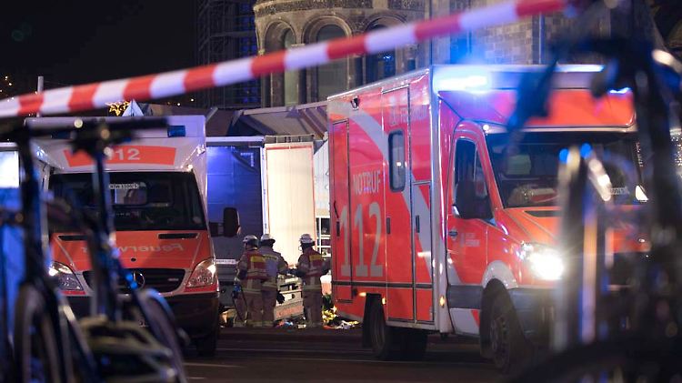 Rettungskräfte bergen Tote und Verletzte vom Unglücksort an der Berliner Gedächtniskirche.