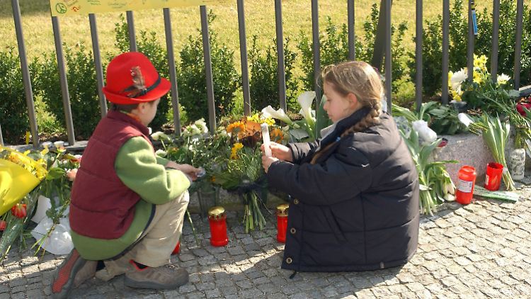 Kinder von allem Belastenden fernzuhalten, ist ab einem bestimmten Alter nicht mehr möglich. (Im Bild: Kinder entzünden Kerzen in Gedenken an die Opfer der Madrider Anschläge)