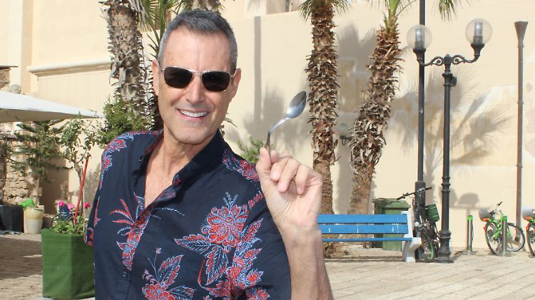 Die Löffel verbiegt er - die Frage ist nur, wie: Uri Geller.