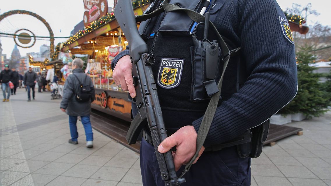 ... schußsicheren Westen und Maschinenpistolen. Außerdem werden ...