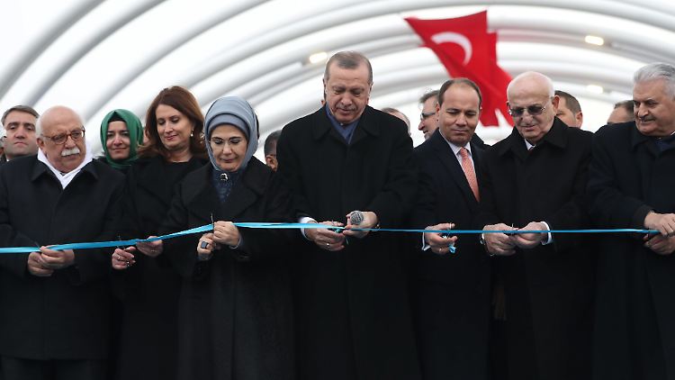 Die Zeremonie, an der die gesamte Staatsführung teilnahm, fand trotz der Ermordung des russischen Botschafters in Ankara statt.