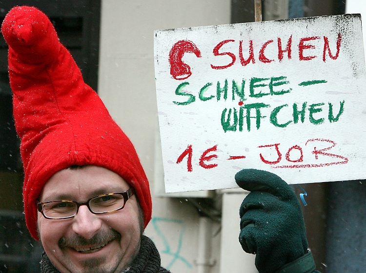 Dieser Villinger Narr nimmt das Thema anlässlich eines Fastnachts-Umzugs auf die mit Humor.
