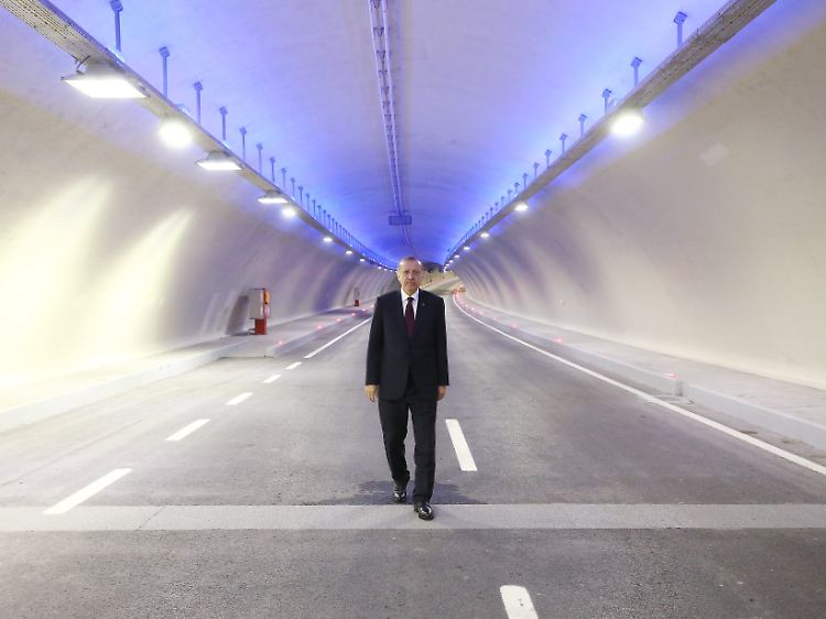 Der Tunnel soll den verstopften Straßenverkehr und die Fahrzeit zwischen dem europäischen und dem asiatischen Teil von Istanbul drastisch verkürzen.