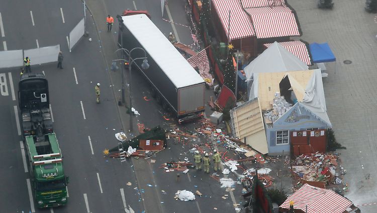 Der schwarze Lkw, der in Berlin in die Menschenmenge raste, wurde inzwischen abtransportiert.